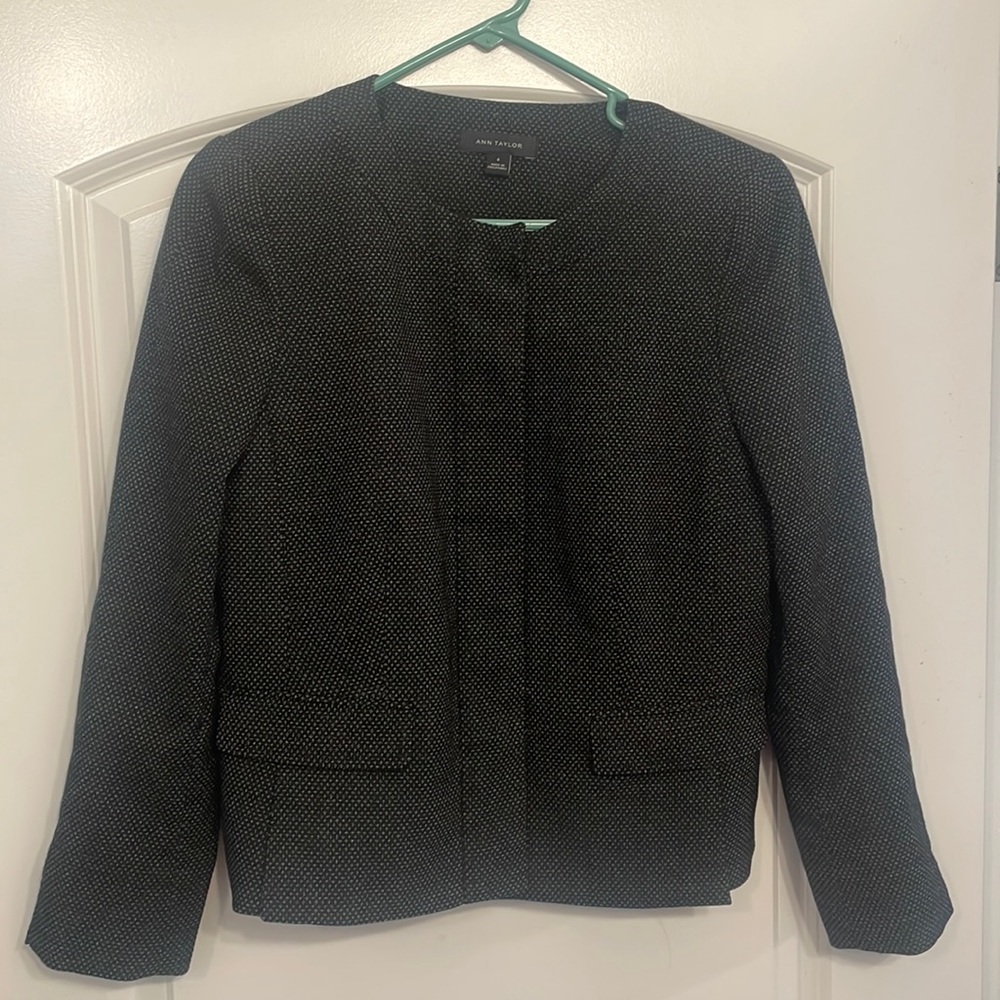 EUC Anne Taylor blazer, size 6.